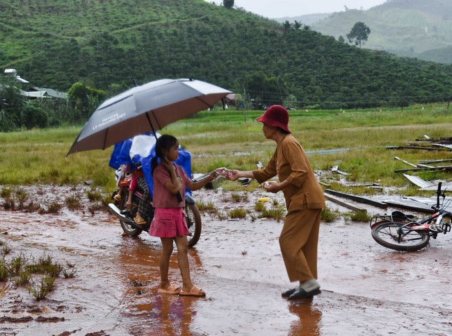 Ban Từ thiện: Tặng quà Trung Thu cho các em học sinh ở Đắk Som, Đăk Nông